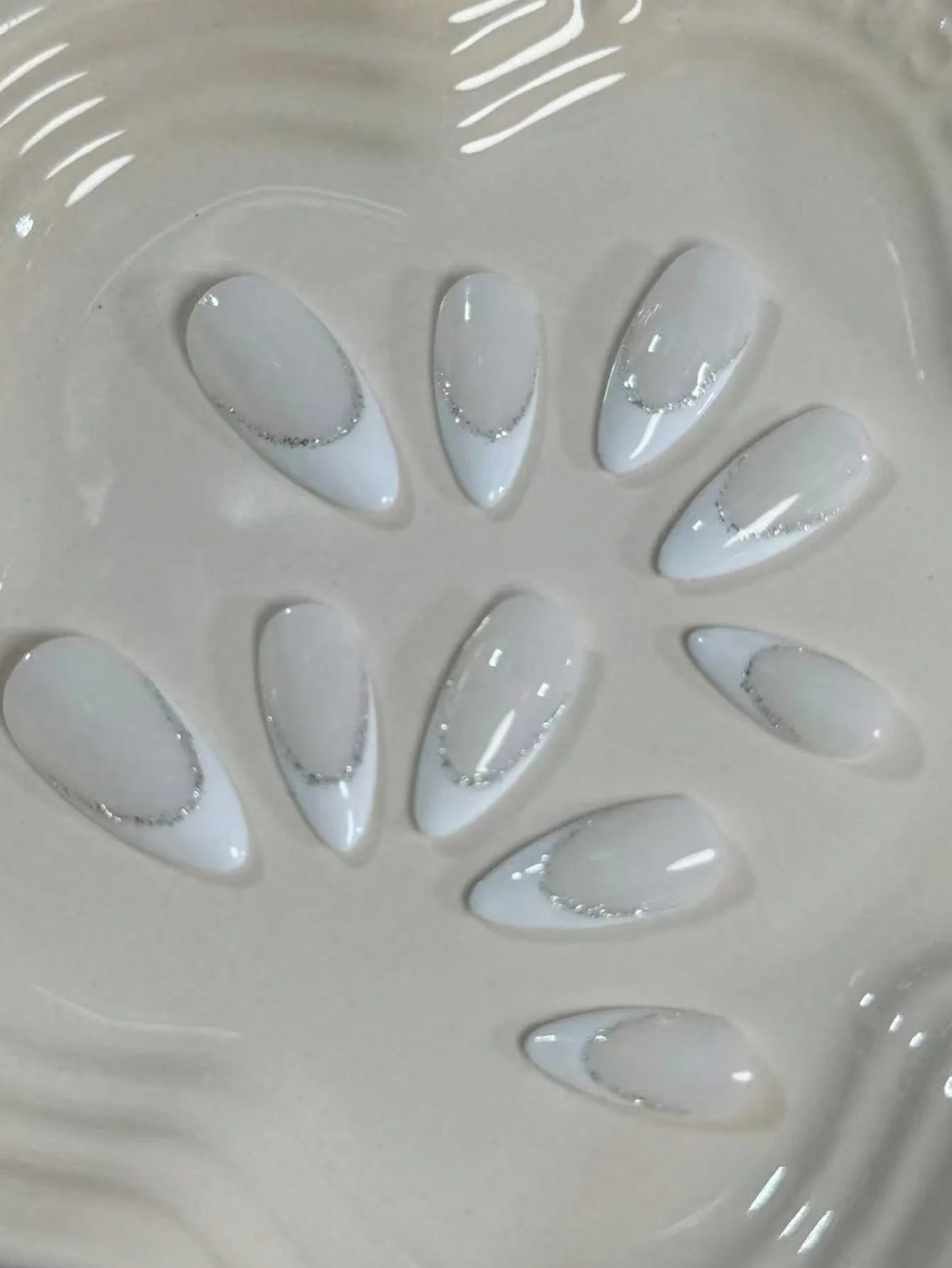 10 pieces of pure handmade almond-shaped nails with white French tips, glittering powder outlining, dazzling and eye-catching, s